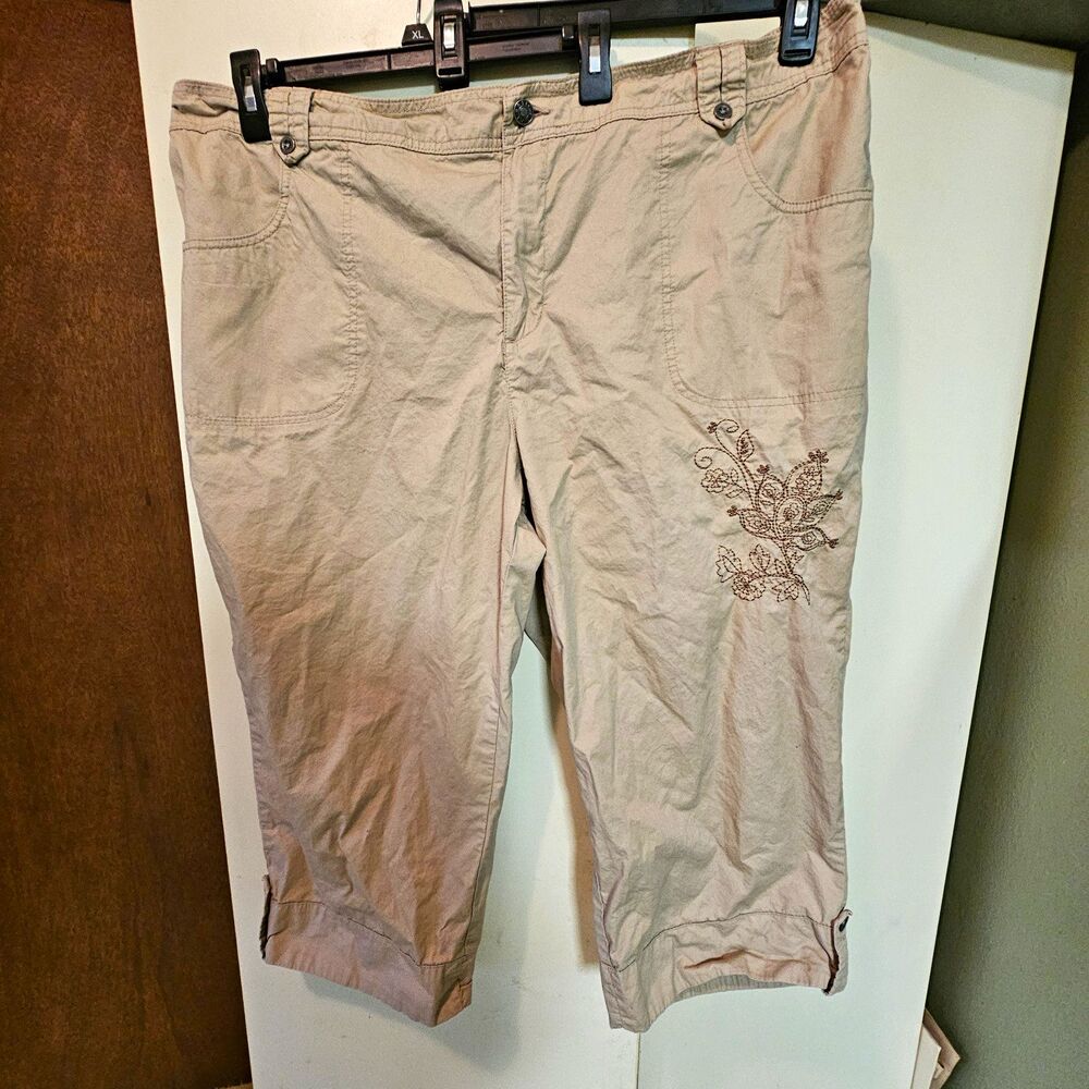 Basic Editions Womens Plus 3XL Beige Capri Shorts Embroidered Pockets Button